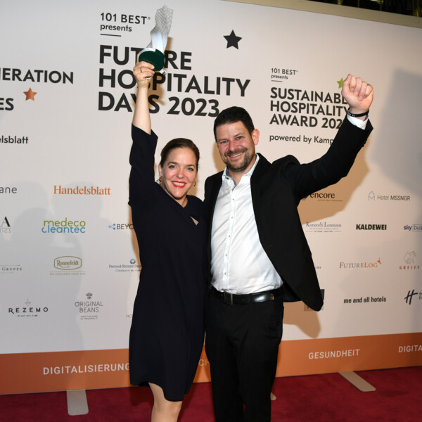 Verena und Georg Pastuszyn beim Gewinn des Sustainable Hospitality Award 2023 für das Hotel Henriette