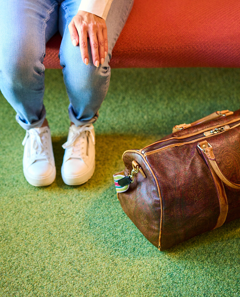 Dame mit gepackter Ledertasche im Stadthotel Henriette in Wien - Ihrem Hotel ohne chemische Zimmerreinigung.