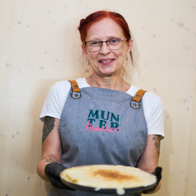 Mitarbeiter des Stadthotel Henriette mit frischem, selbstgemachtem Granola