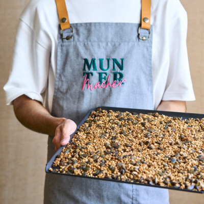 Mitarbeiter mit hausgemachtem Granola im 4* Hotel Henriette in der Wiener Innenstadt.
