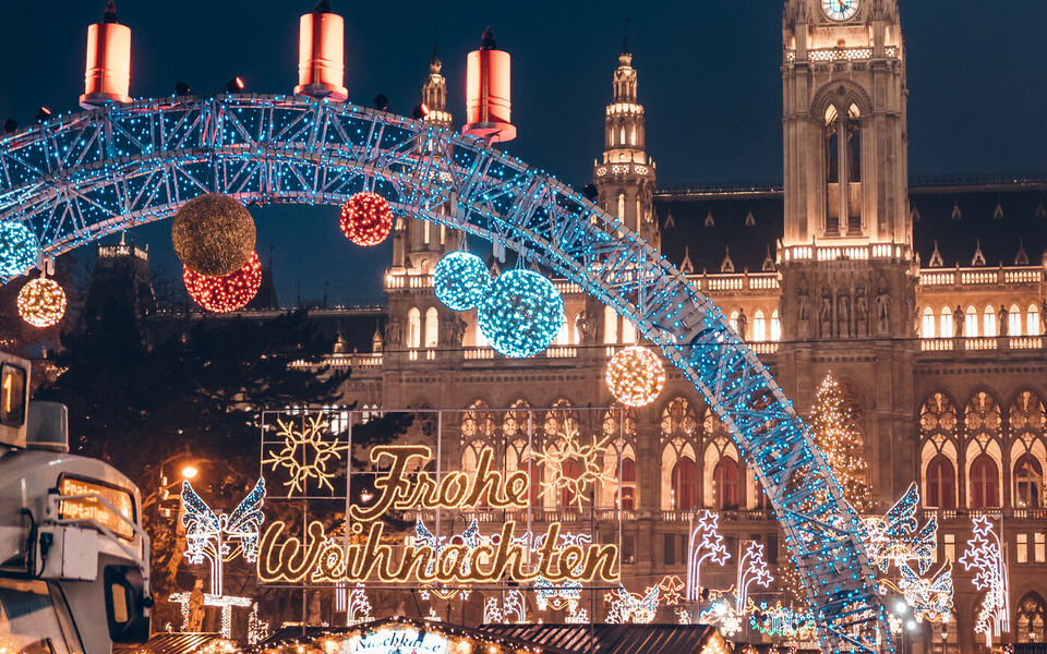 Festlich beleuchteter Eingang zum Wiener Weihnachtstraum am Rathausplatz, nahe dem Hotel Henriette.