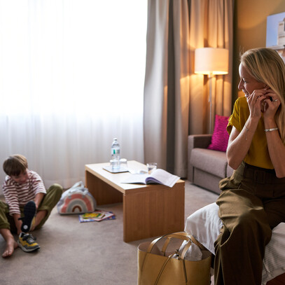 Mutter und Sohn im Familienzimmer des Hotel Henriette - Ihrem perfekten Ausgangspunkt für eine Familienreise nach Wien.