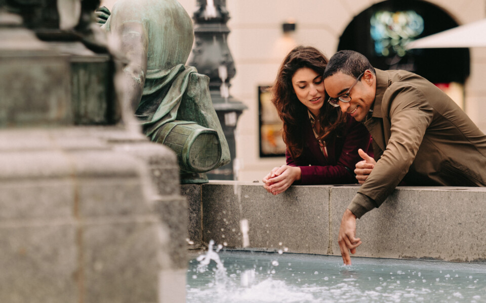 Pärchen beim Donnerbrunnen am Neuen Markt in Wien: Mit 13% November-Bonus gegen den Herbst-Blues