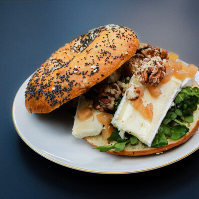 Eine reichlich gefüllter Bagel.