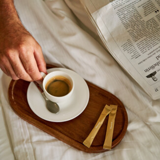 Kaffee und Zeitung im Bett im Hotel Henriette