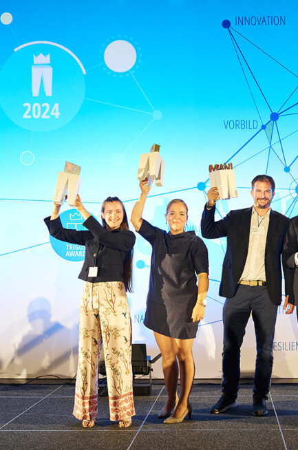 Vorausdenkerin Verena mit zwei weiteren TRIGOS Gewinner*innen bei der Award-Gala in Wien