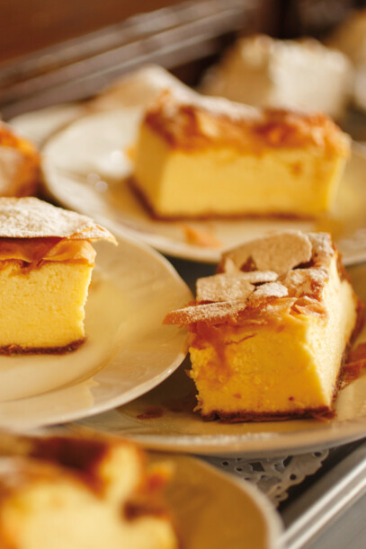 Ein süßer Wiener Klassiker: Topfenstrudel (Quarkstrudel).