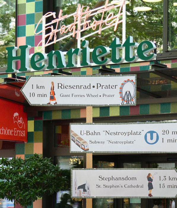 Ingresso dell’Henriette Stadthotel Vienna vicino al Prater, con insegna e cartelli per metro Nestroyplatz e Cattedrale di Santo Stefano.