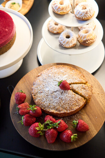 Frische selbstgebackene Kuchen zum Frühstück im Hotel Henriette