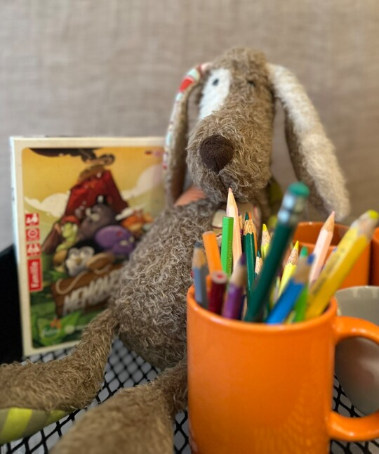 Ein Kuscheltier und bunte Malstifte für kleine Gäste im Hotel Henriette.