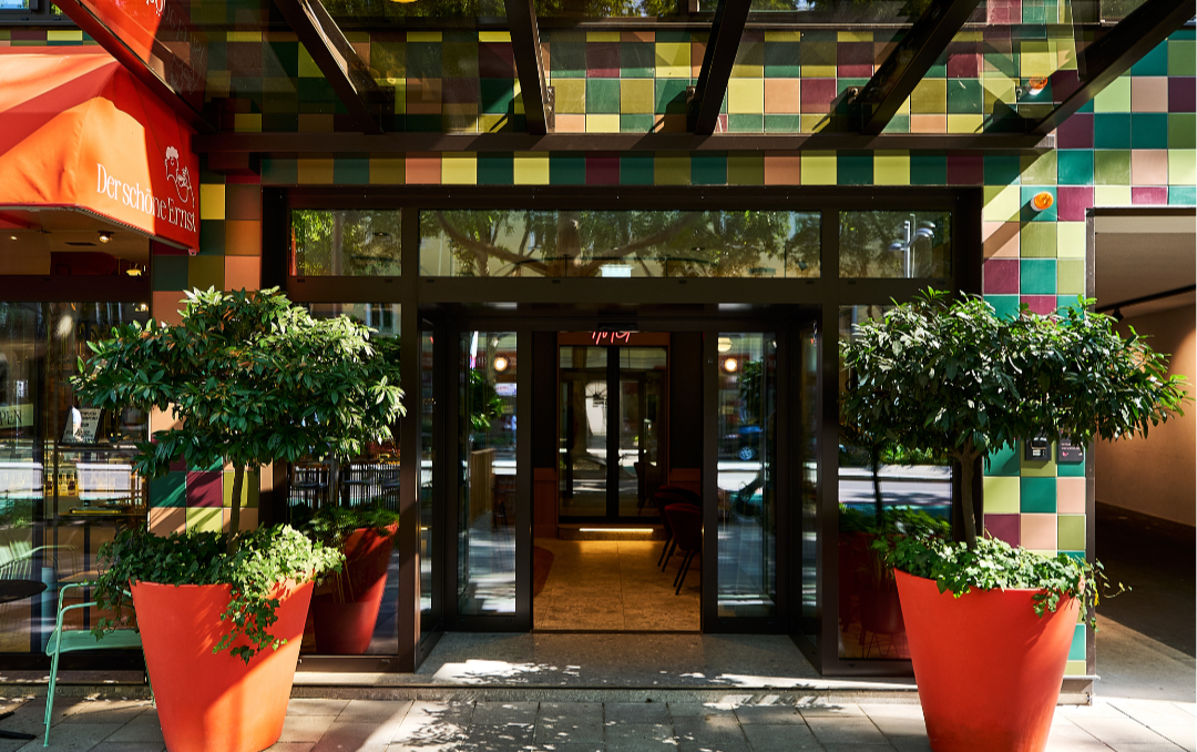 Der Eingang und die neue farbenfrohe Fassade des 4-Stern-Hotels Henriette in Wien.