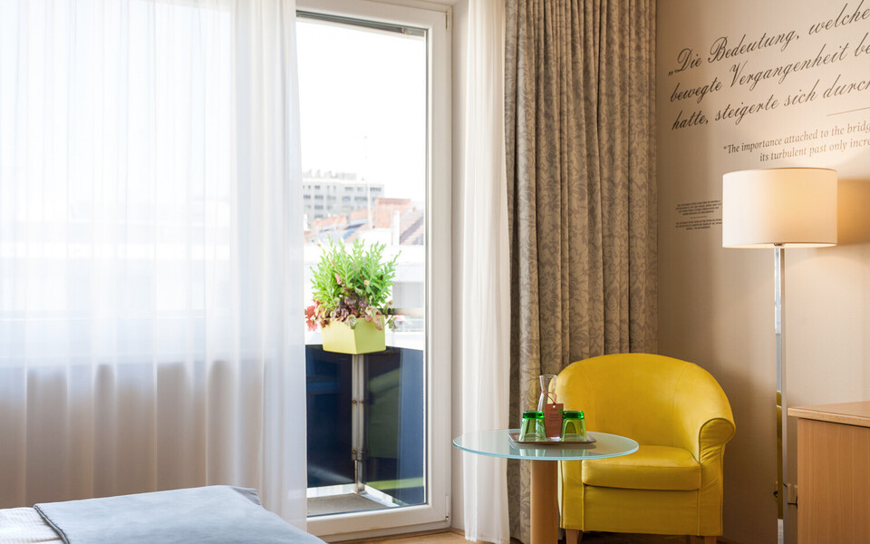 Comfortable seating in the spacious superior double room with balcony at the 4 star hotel Henriette in Vienna.