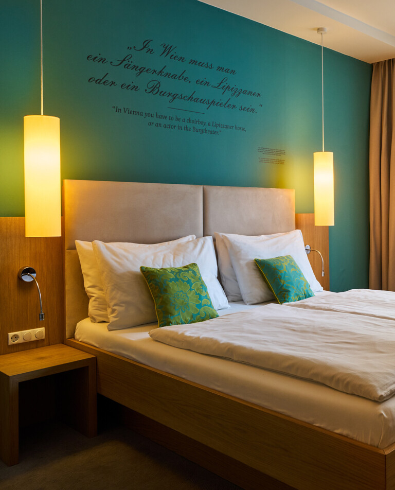 Erholung pur in den gemütlichen Zimmern mit King Size Bed im Henriette Stadthotel in Wien.