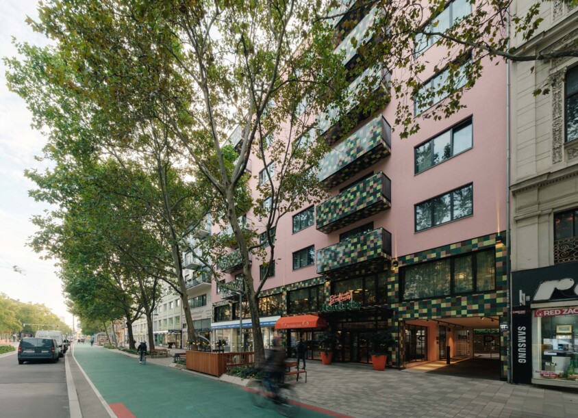 Außenansicht auf das bunte Henriette Stadthotel sowie auf den Fahrrad-Highway der Praterstraße