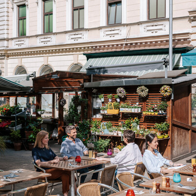 Menschen sitzen in einem Café in Wien Leopoldstadt