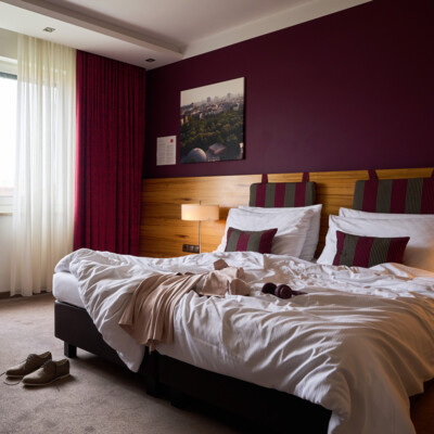 Farbenfrohes Hotelzimmer im 4-Stern Boutiquehotel Henriette in Wien.