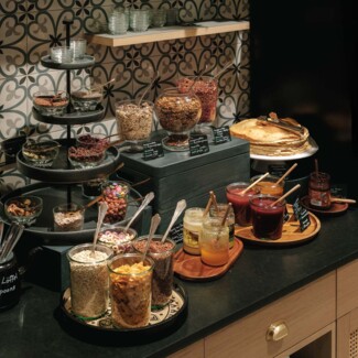 Gedeckter Frühstückstisch im Henriette Stadthotel - ausgezeichnet Frühstücken beim Städtetrip nach Wien.