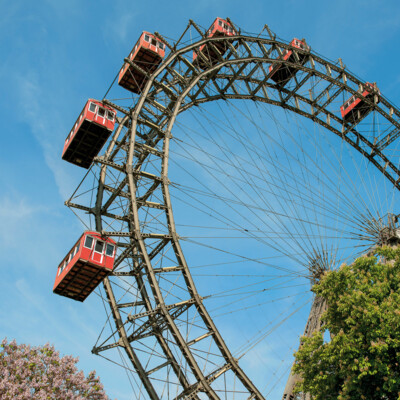 Wiener Riesenrad mit roten Gondeln an einem sonnigen Frühlingstag.