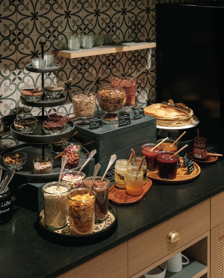 Gedeckter Frühstückstisch im zentralen 4 Sterne Hotel Henriette in Wien