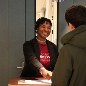 A member of the Welcome Crew welcomes a guest with a smile at the Henriette Stadthotel in Vienna.