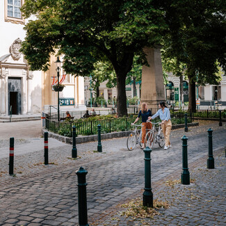 Radfahrer vor der Servitenkirche in Wien