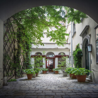 Romantic courtyard in Vienna –  explore Vienna from the Hotel Henriette.
