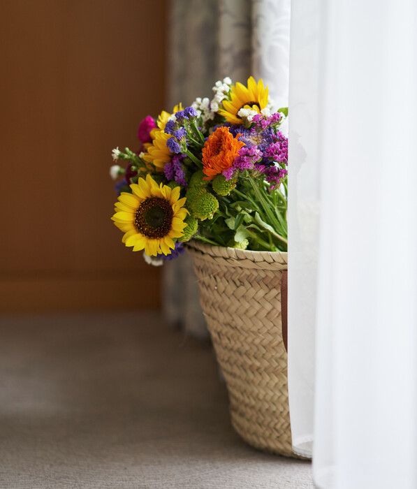 Blumenstrauß in geflochtenem Korb im Hotel Henriette in Wien.