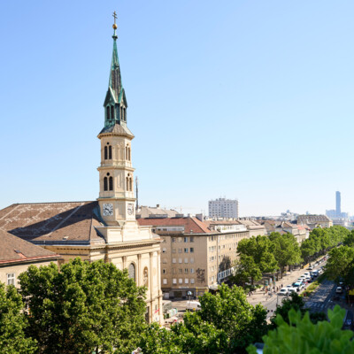 View from the Hotel Henriette of the Praterstrasse towards Vienna's Praterstern. Opposite: the Nepomuk Church; on the horizon: the DC Tower. 