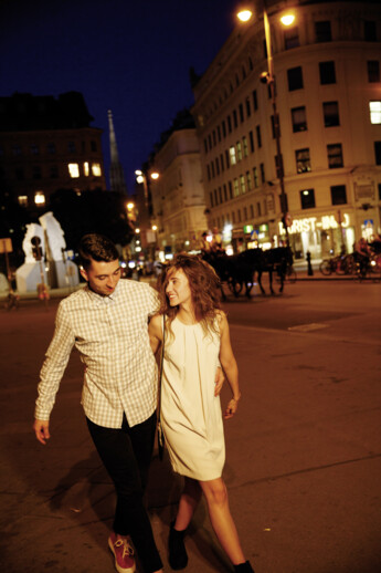 Pärchen schlendert nachts durch die Innenstadt in Wien, nur 15 Min. Spaziergang vom Hotel Henriette