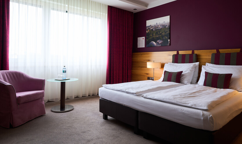 Großzügiges Doppelzimmer mit Sitzgelegenheit im 4* Hotel Henriette in Wien.