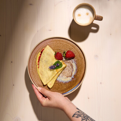 Frischer Palatschinken mit Obst und Kaffee - Frühstücken im Hotel Henriette, Wien