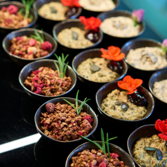 Small bowls with granola and overnight oats at the breakfast buffet in the Henriette Stadthotel.