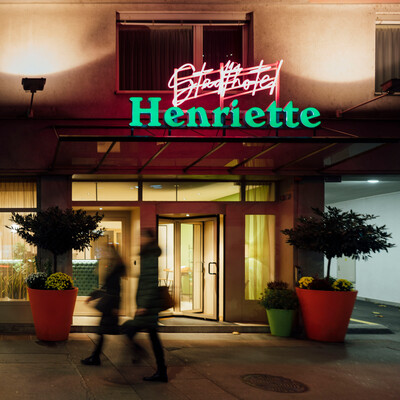 Eingang in das 4 Sterne Henriette Stadthotel - ehemals Hotel Das Capri - bei Nacht.