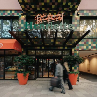 Eingang in das 4 Sterne Henriette Stadthotel - ehemals Hotel Das Capri - bei Nacht.