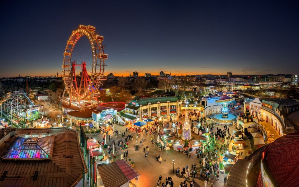Fröhliche Winterstimmung beim Wintermarkt im Wiener Prater, nahe dem Hotel Henriette. (c) Julius Silver