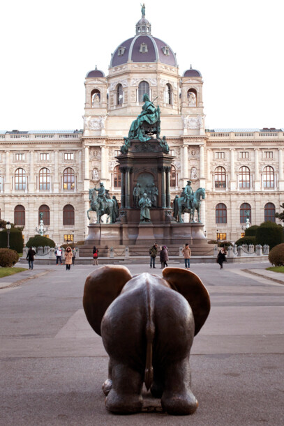 Elefantenstatue des österreichischen Künstlers Gottfried Kumpf vor dem Naturhistorischen Museum in Wien