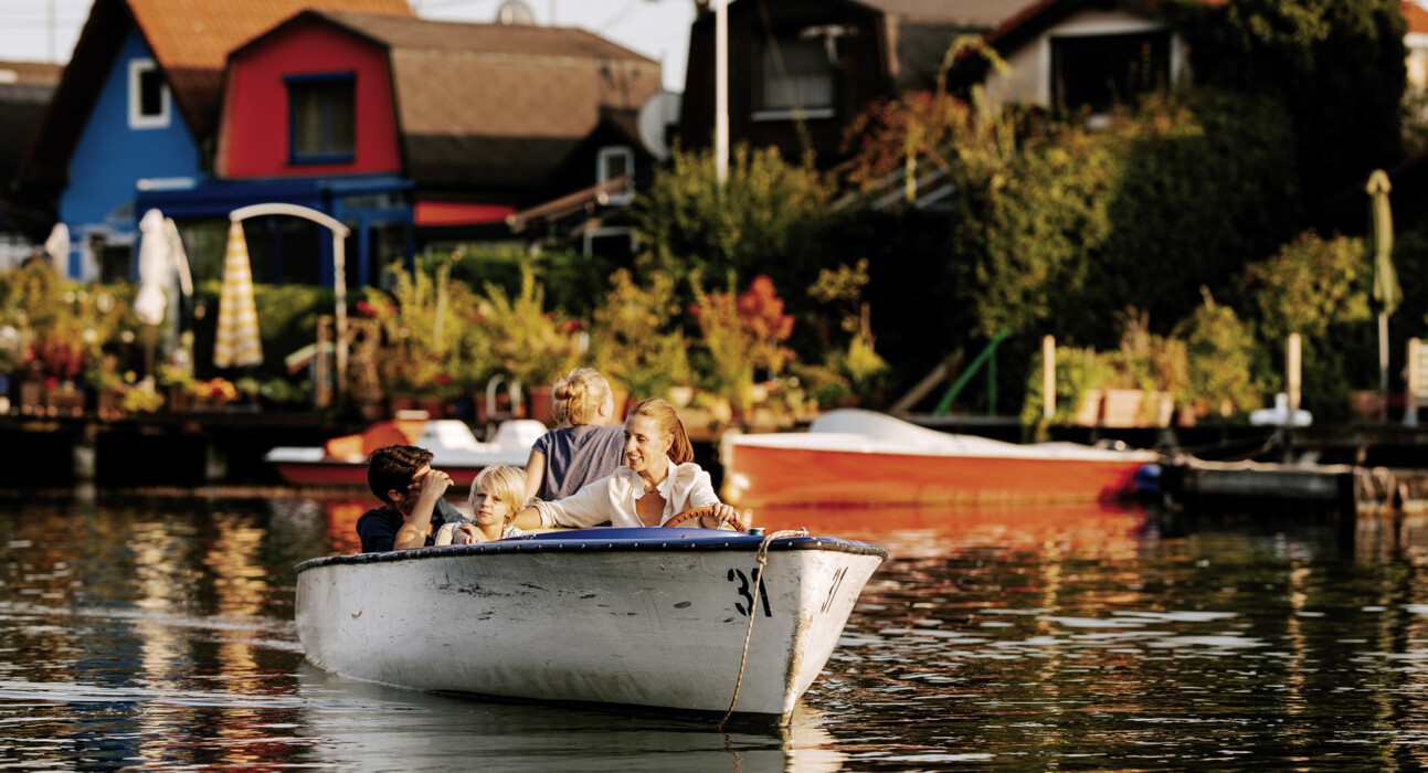 Enjoy summer in Vienna to the full: a couple at the Donaukanal in Vienna