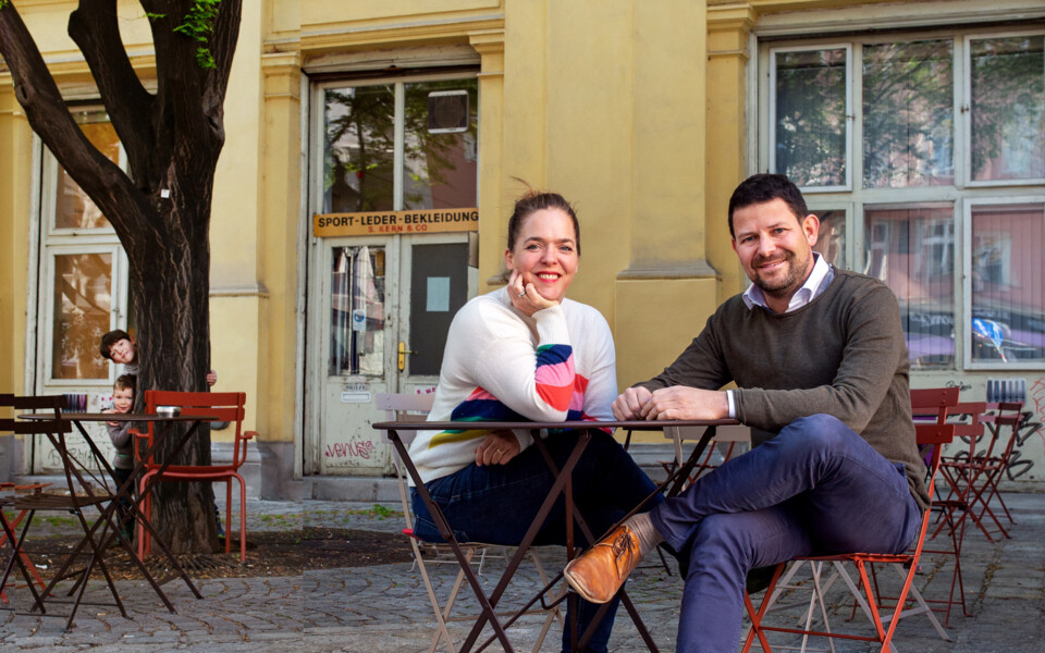 Hotel Henriettes Vorausdenker Verena und Georg Pastuszyn (mit ihren Kindern) in einem Gastgarten auf der Praterstraße in Wien