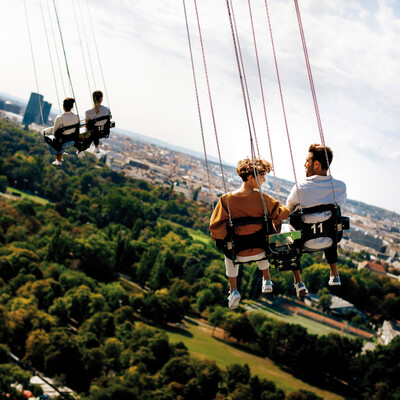 Pärchen im Kettenkarussell im Wiener Prater