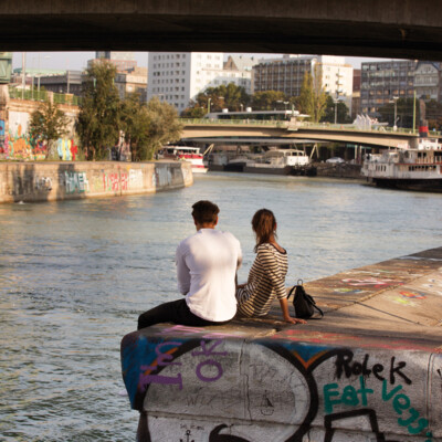 Frau vor der Salvatorkapelle im Alten Rathaus in der Wiener Innenstadt