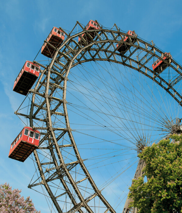 Wiener Riesenrad mit roten Gondeln an einem sonnigen Frühlingstag.