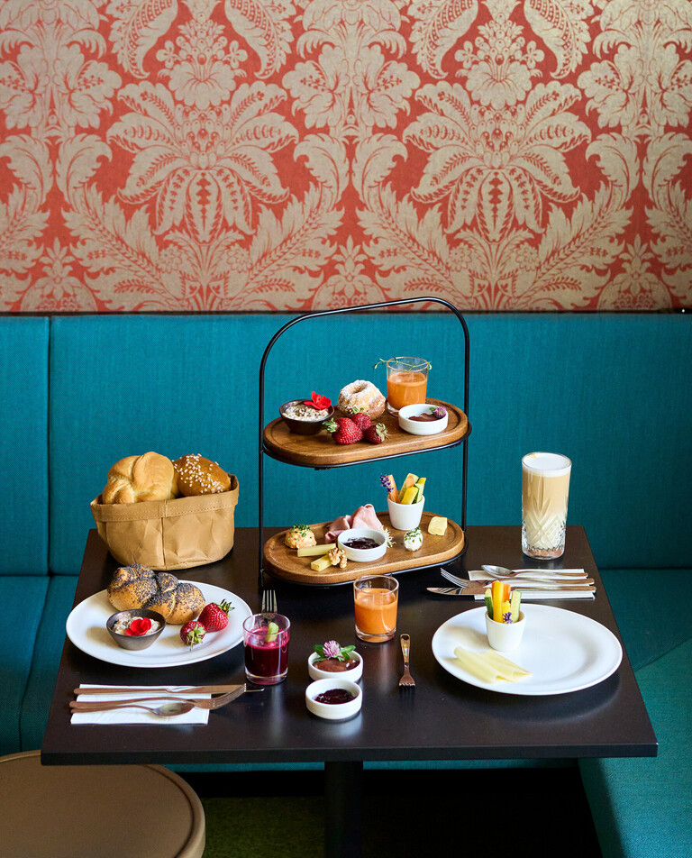 Gedeckter Frühstückstisch im zentralen 4 Sterne Hotel Henriette in Wien