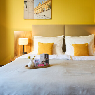 Doppelbett im Hotelzimmer der Henriette