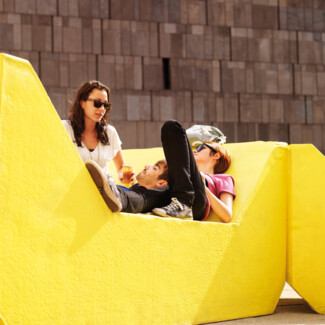 Junge Menschen chillen auf den Enzis im MuseumsQuartier Wien
