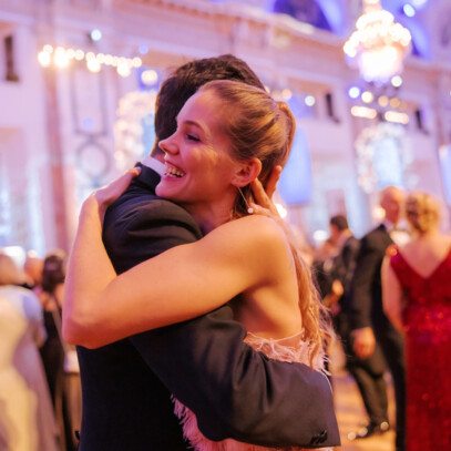Glitzerndes Ballvergnügen beim Kaffeesiederball in Wien.