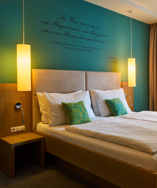 Erholung pur in den gemütlichen Zimmern mit King Size Bed im Henriette Stadthotel in Wien.