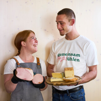 Mitarbeiter des Hotel Henriette mit regionalen Produkten für ein perfektes Frühstück in Wien.