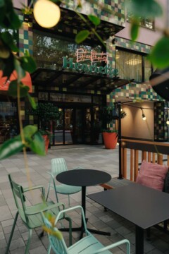 Außenansicht auf das Stadthotel Henriette und auf den Schanigarten