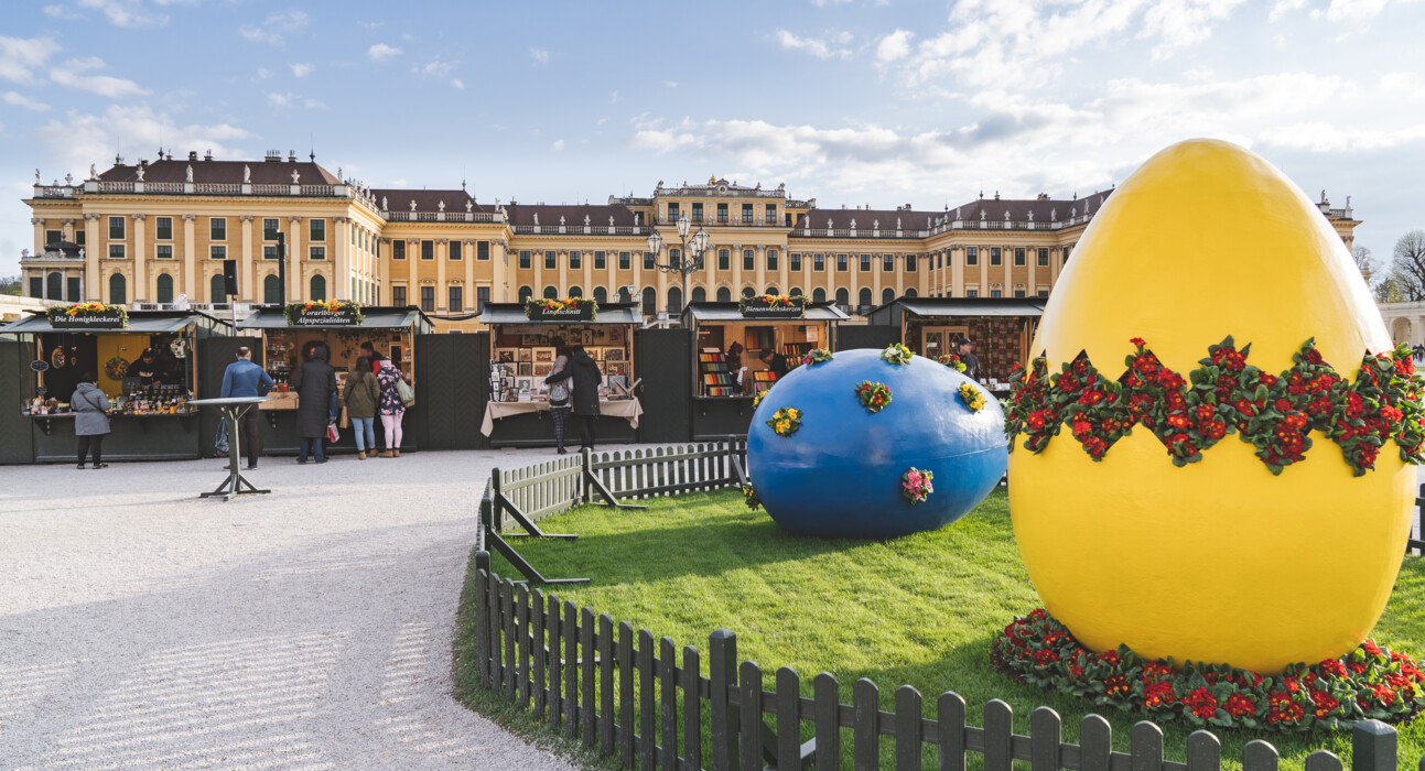 Riesige Ostereier am Ostermarkt Schönbrunn in Wien.