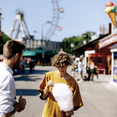 Pärchen mit Zuckerwatte beim Bummel durch den Wiener Prater